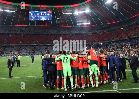 Gardien de but portugais Diogo Costa, Nelson Semedo, Ruben Dias, Antonio Silva, Diogo Dalot, Joao Palhinha, Bruno Fernandes, Goncalo Ramos, Bernardo Silva, Joao Felix, gardien de but portugais Jose sa, Renato Veiga Goncalo Inacio, Joao Neves, Francisco Trincao, Rafael Leao, Ruben Neves, Pedro Goncalves, Pedro Neto, Diogo Jota, Rui Silva, Vitinha du Portugal, Rodrigo Mora, Nuno Mendes, Francisco Conceicao, entraîneur du Portugal, Roberto Martinez et Cristiano Ronaldo du Portugal célèbrent la finale de la Ligue des Nations de l'UEFA entre le Portugal et l'Espagne à la Munich Football Arena. Portugal 2-2 Espagne (Por Banque D'Images