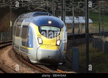 Photo du dossier datée du 21/01/21 d'un train à grande vitesse Eurostar e320 se dirigeant vers la France en passant par Ashford dans le Kent. Eurostar a dévoilé son intention de lancer des services directs reliant le Royaume-Uni à l’Allemagne et à la Suisse. L'opérateur a affirmé que le « nouvel âge d'or du voyage durable international est arrivé » en annonçant des propositions pour faire circuler des trains entre Londres St Pancras et Francfort et Genève à partir du « début des années 2030 ». Date d'émission : mardi 10 juin 2025. Banque D'Images