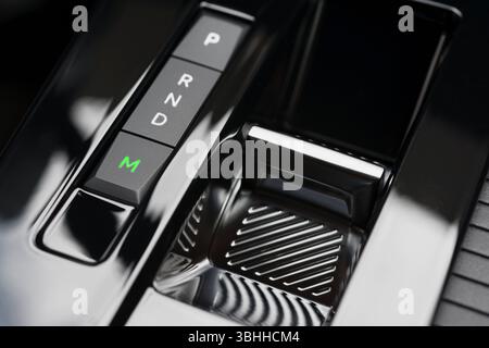 Gros plan de la transmission automatique moderne en position M (manuelle) Banque D'Images