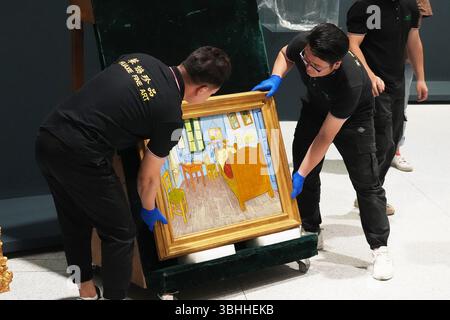 Shanghai, China.9th juin 2025. Deux chefs-d’œuvre occidentaux emblématiques – les Gleaners de Jean-François Millet et la Chambre à Arles de Vincent van Gogh – ont été dévoilés aux médias au Museum of Art Pudong (MAP) de Shanghai le 9 juin 2025. Ces œuvres, prêtées par le Musée d’Orsay de Paris, marquent la pièce maîtresse de la prochaine exposition « chemins de la modernité : chefs-d’œuvre du Musée d’Orsay », qui ouvrira le 19 juin 2025. L’événement souligne le rôle de Shanghai en tant que plaque tournante mondiale pour les échanges culturels, avec ces peintures qui font leur première apparition en Chine. Crédit : Zhang Hengwei/China News Service/Alamy Live New Banque D'Images
