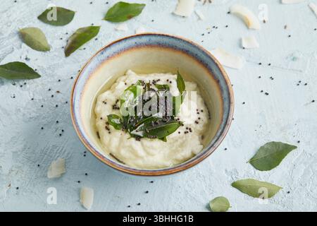 Chutneys et sauces dans de petits bols – une sélection colorée de trempettes et condiments indiens faits maison, parfaits pour les currys, les collations ou les mises en forme de nourriture Banque D'Images