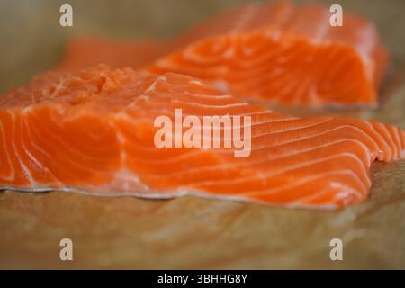 Filets de saumon crus frais sur papier parchemin Banque D'Images