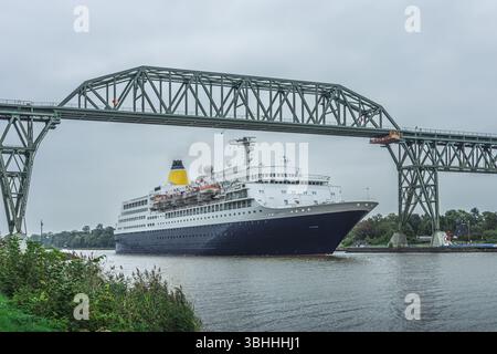 Un bateau de croisière navigue sous le haut pont de Hochdonn sur le canal de Kiel, Hochdonn, Schleswig-Holstein, Allemagne Banque D'Images