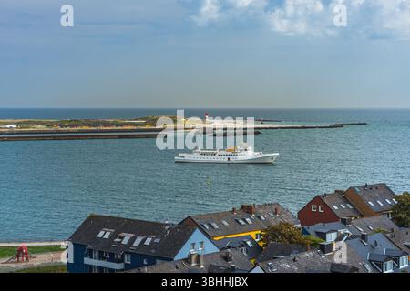 Vue panoramique de l'île principale de Heligoland à l'île voisine des dunes avec phare, mer du Nord, Schleswig-Holstein, Allemagne Banque D'Images