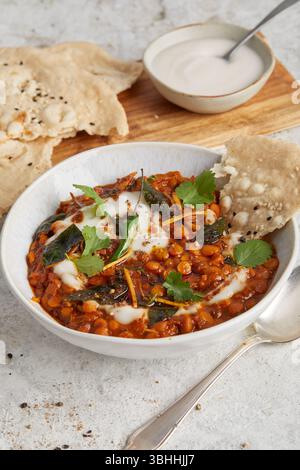Chana dal dans un bol avec du pain plat sur le côté - un plat de lentilles indien copieux et ayurvédique, parfait pour le déjeuner végétalien, la nourriture de guérison ou un dîner réconfortant Banque D'Images