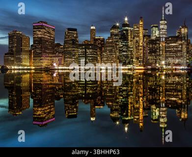 Horizon de Manhattan la nuit vue depuis Brooklyn Banque D'Images