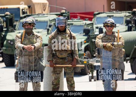 Les soldats du 1er bataillon, du 185e régiment d'infanterie, de l'équipe de combat de la 79e brigade d'infanterie, une unité de la Garde nationale de l'armée de Californie dans un statut de titre 10, protègent le personnel et les biens fédéraux à Los Angeles, Calif, le 9 juin 2025. Le 7 juin, le secrétaire à la Défense ordonne au US Northern Command d'assumer le commandement de 2 000 forces de la Garde nationale californienne dans la région du Grand Los Angeles en soutien à l'agence fédérale principale. (Photo de l'armée américaine par le capitaine Alex Werden) Banque D'Images