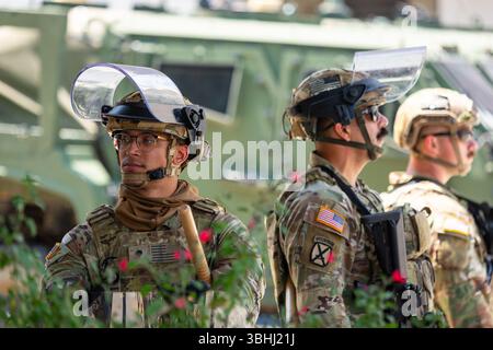 Les soldats du 1er bataillon, du 185e régiment d'infanterie, de l'équipe de combat de la 79e brigade d'infanterie, une unité de la Garde nationale californienne dans un statut de titre 10, protègent le personnel et les biens fédéraux à Los Angeles, Calif, le 9 juin 2025. Le 7 juin, le secrétaire à la Défense ordonne au US Northern Command d'assumer le commandement de 2 000 forces de la Garde nationale californienne dans la région du Grand Los Angeles en soutien à l'agence fédérale principale. (Photo de l'armée américaine par le capitaine Alex Werden) Banque D'Images