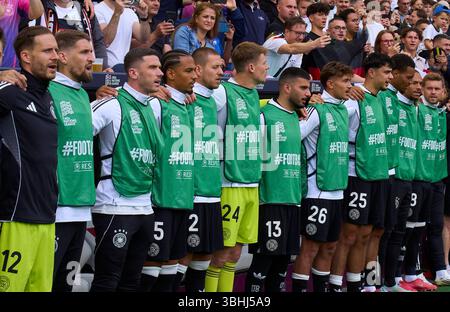 Stuttgart, Allemagne. 08 juin 2025. La réserve de la DFB chante l'hymne : Oliver Baumann, DFB 12 Robert Andrich, DFB 23 Robin Gosens, DFB 21 Thilo Kehrer, DFB 15 Alexander Nuebel, Nuebel, DFB 24 Deniz Undav, DFB 13 Tom Bischof, DFB 26 Alexandar Pavlovic, DFB 25 Felix Nmecha, DFB 7 Leroy Sane, DFB 19 Maximilian Mittelstaedt, DFB 18 dans le match de l'UEFA Nations League 2025 troisième place de la saison en ALLEMAGNE - 0-2 juin 2024/2025 à Stuttgart en Allemagne, Allemagne, 8 juin 2025. Photographe : ddp images/STAR-images crédit : ddp Media GmbH/Alamy Live News Banque D'Images