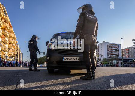 La police anti-émeute monte la garde près du stade Sanchez-Pizjuan à Séville, assurant la sécurité avant un match de football à haut risque dans la ville. Banque D'Images
