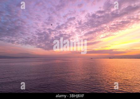 Beau lever de soleil sur la mer. lever de soleil sur la mer de marmara. Vue depuis la mer. Banque D'Images