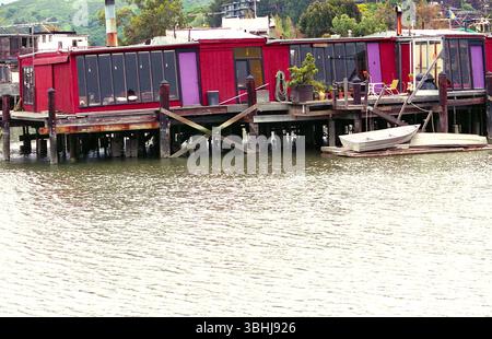 San Francisco Bay Area, CA, États-Unis, approx. 1992. Maisons flottantes originales dans la communauté de péniches de Sausalito. Banque D'Images