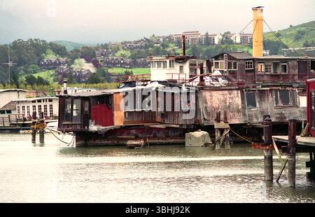 San Francisco Bay Area, CA, États-Unis, approx. 1992. Maisons flottantes originales dans la communauté de péniches de Sausalito. Banque D'Images