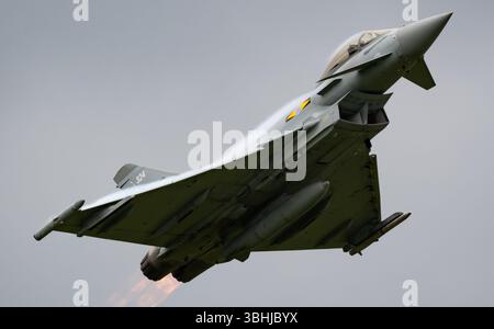 Le SQN LDR Nathan Shawyer présente son Eurofighter Typhoon FGR4 au salon aéronautique de Cosford de la RAF 2025. Crédit JTW Aviation images / Alamy. Banque D'Images