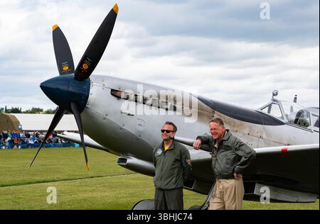 L'équipage du vol historique de la RNLAF pose devant le Supermarine Spitfire pH-OUQ au salon aéronautique de Cosford 2025 de la RAF. Crédit JTW Aviation images / Alamy. Banque D'Images