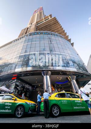 Quartier de Ratchathewi, Bangkok, Thaïlande-07 avril 2024-regardant vers le haut à l'extérieur du niveau de la rue, la structure emblématique de 88 étages se profile dans le Clea Banque D'Images