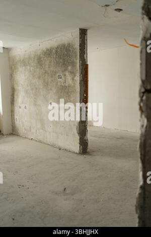 Intérieur vide pour la conception avec mur en béton. Murs en béton nouveau bâtiment résidentiel. Banque D'Images