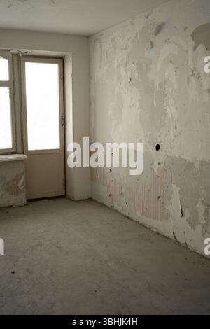 Appartement vide avant rénovation. Concept de rénovation et d'amélioration de la maison Banque D'Images