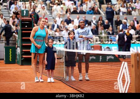 PARIS, FRANCE - JUIN 07 : Aryna Sabalenka et Coco Gauff, des États-Unis, lors de la finale en simple féminin, le quatorzième jour du Frenc 2025 Banque D'Images