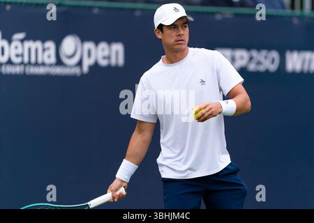 ROSMALEN, PAYS-BAS - 10 JUIN : Mackenzie McDonald des États-Unis d'Amérique regarde pendant la deuxième journée des Championnats Libema Open Grass court 2025 à Autotron le 10 juin 2025 à Rosmalen, pays-Bas. (Photo de Joris Verwijst/Orange Pictures) crédit : Orange pics BV/Alamy Live News Banque D'Images