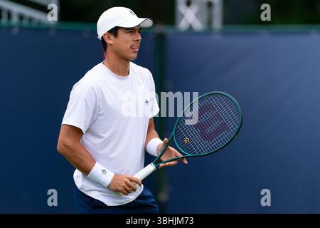 ROSMALEN, PAYS-BAS - 10 JUIN : Mackenzie McDonald des États-Unis d'Amérique regarde pendant la deuxième journée des Championnats Libema Open Grass court 2025 à Autotron le 10 juin 2025 à Rosmalen, pays-Bas. (Photo de Joris Verwijst/Orange Pictures) crédit : Orange pics BV/Alamy Live News Banque D'Images