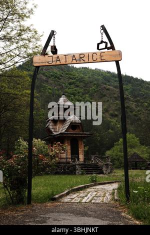 Chapelle en bois de Saint André le premier appelé sous le signe Jatarice à Mokra Gora, Serbie. Banque D'Images