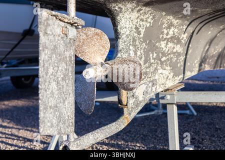 L'hélice et le fond du bateau recouverts de balanes Acorn (Semibalanus balanoides), prêts à être raclés, nettoyés et enduits de peinture antifouling Banque D'Images