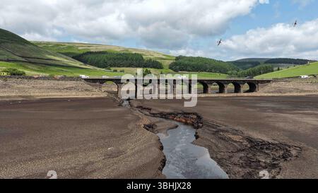 Les niveaux d'eau de Woodhead Reservoir chutent à un niveau jamais vu que le Royaume-Uni a le printemps le plus sec depuis 96 ans à Woodhead Reservoir près de Glossop, Royaume-Uni, le 10 juin 2025 (photo par Mark Cosgrove/News images) Banque D'Images