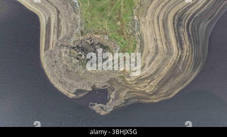 Les niveaux d'eau de Woodhead Reservoir chutent à un niveau jamais vu que le Royaume-Uni a le printemps le plus sec depuis 96 ans à Woodhead Reservoir près de Glossop, Royaume-Uni, le 10 juin 2025 (photo par Mark Cosgrove/News images) Banque D'Images