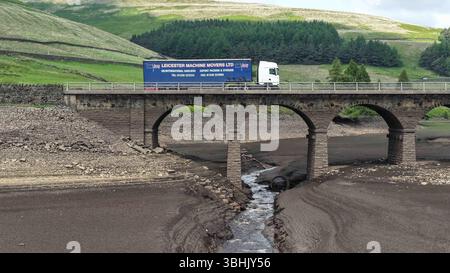 Glossop, Royaume-Uni. 10 juin 2025. Les niveaux d'eau de Woodhead Reservoir chutent à un niveau jamais vu que le Royaume-Uni a le printemps le plus sec depuis 96 ans à Woodhead Reservoir près de Glossop, Royaume-Uni, le 10 juin 2025 (photo par Mark Cosgrove/News images) à Glossop, Royaume-Uni, le 6/10/2025. (Photo de Mark Cosgrove/News images/SIPA USA) crédit : SIPA USA/Alamy Live News Banque D'Images