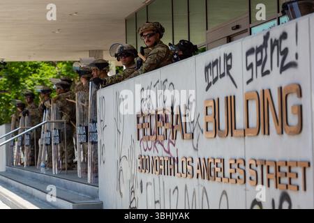 Les soldats du 1er bataillon, du 185e régiment d'infanterie, de l'équipe de combat de la 79e brigade d'infanterie, une unité de la Garde nationale de l'armée de Californie dans un statut de titre 10, protègent le personnel et les biens fédéraux à Los Angeles, Calif, le 9 juin 2025. Le 7 juin, le secrétaire à la Défense ordonne au US Northern Command d'assumer le commandement de 2 000 forces de la Garde nationale californienne dans la région du Grand Los Angeles en soutien à l'agence fédérale principale. (Photo de l'armée américaine par le capitaine Alex Werden) Banque D'Images