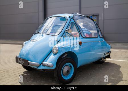 Vilnius, Lituanie - 31-05-2025 - miniature insolite rétro Heinkel Trojan 200 microcar bleu clair Banque D'Images