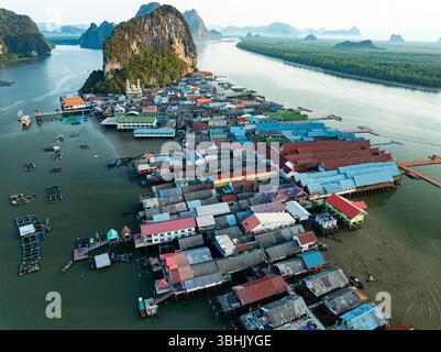 Vue aérienne de l'île de Panyee à Phang Nga Thaïlande, grand angle paysage village flottant, île de village de pêcheurs de Koh Panyee à Phang Nga, Thaïlande Banque D'Images
