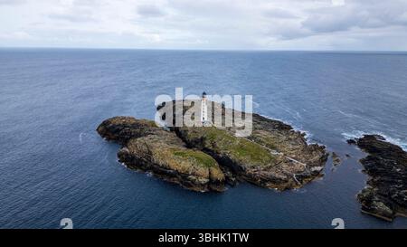 Vues aériennes des îles isolées de Skerries au large de la côte est des Shetland continentales. Banque D'Images