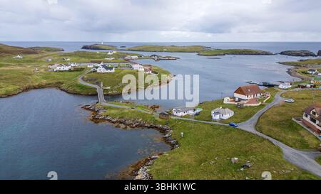 Vues aériennes des îles isolées de Skerries au large de la côte est des Shetland continentales. Banque D'Images