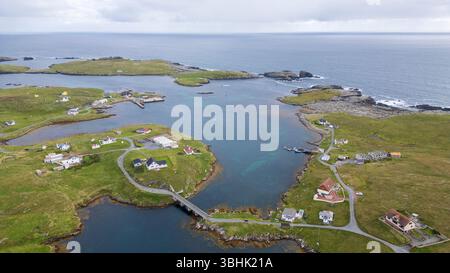 Vues aériennes des îles isolées de Skerries au large de la côte est des Shetland continentales. Banque D'Images