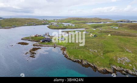 Vues aériennes des îles isolées de Skerries au large de la côte est des Shetland continentales. Banque D'Images