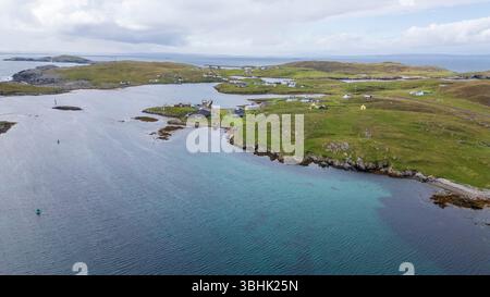 Vues aériennes des îles isolées de Skerries au large de la côte est des Shetland continentales. Banque D'Images