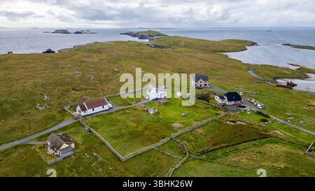 Vues aériennes des îles isolées de Skerries au large de la côte est des Shetland continentales. Banque D'Images