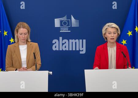 Bruxelles, Belgique. 10 juin 2025. 10 juin 2025, Bruxelles, Brüssel : la présidente de la Commission européenne Ursula von der Leyen (R) et Kaja Kallas, vice-présidente de la Commission européenne, présentent des propositions de 18e train de sanctions contre la Russie lors d'une conférence de presse dans le bâtiment Berlaymont, siège de la Commission européenne. Les états membres de l'UE ont imposé de nouvelles sanctions contre la Russie pour la dernière fois en mai. Photo : Helena Dolderer/dpa crédit : dpa Picture alliance/Alamy Live News Banque D'Images