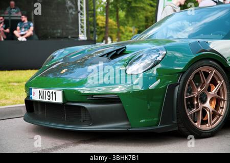 Vilnius, Lituanie - 31-05-2025 - élégant coupé Porsche 992 GT3 RS vert foncé avec roues en or foncé Banque D'Images
