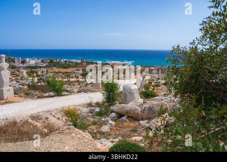 Sculptures en pierre sur paysage rocheux surplombant la mer à Chypre Banque D'Images