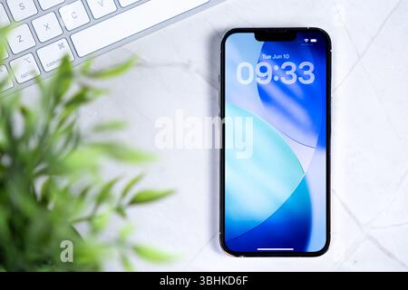 Poznan, Pologne - 10 juin 2025 : gros plan de l'écran du smartphone présentant le nouveau design IOS 26 et Liquid Glass, représentant une interface mobile futuriste Banque D'Images