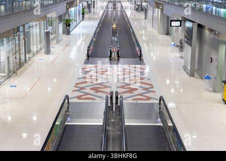 Un hall vide avec passerelle mobile - escalier roulant horizontal, à l'aéroport de Suvarnabhumi. Banque D'Images