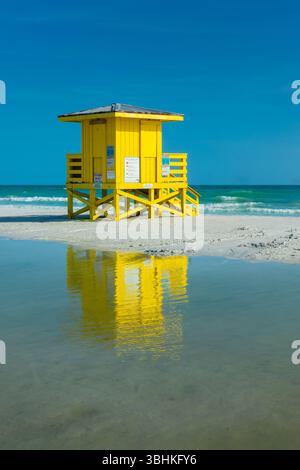 Tour jaune de poste de sauveteur sur Siesta Beach à Siesta Key, Sarasota, Floride Banque D'Images