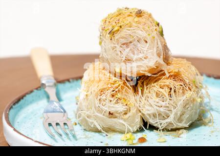 Rhodes, Grèce. Baklavas à pâtisserie phyllo fraîchement râpés connus sous le nom de Kataifi grec. Les desserts traditionnels sont servis en assiette Banque D'Images