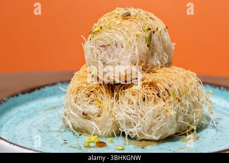 Rhodes, Grèce. Baklavas à pâtisserie phyllo fraîchement râpés connus sous le nom de Kataifi grec. Les desserts traditionnels sont servis en assiette Banque D'Images