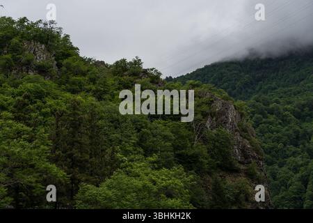 Les montagnes de Géorgie sont couvertes d'épais nuages. Temps nuageux. Photo de haute qualité Banque D'Images