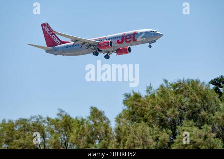 Rhodes, Grèce. Un avion Jet2 un Boeing 737 800 en livrée Jet2 complète et en marque arrivant à atterrir avec à l'aéroport de Rhodes Banque D'Images