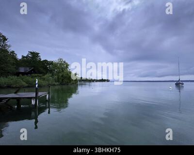 Nuages sombres au-dessus du lac Starnberg, Bavière, Allemagne, Europe Banque D'Images